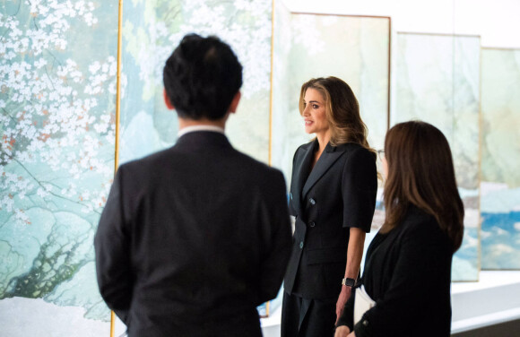 La reine Rania de Jordanie lors de la visite d'une exposition au Musée national d'Art Moderne au Kitanomaru Park à Tokyo, lors de sa visite officielle au Japon. Le 11 avril 2023 