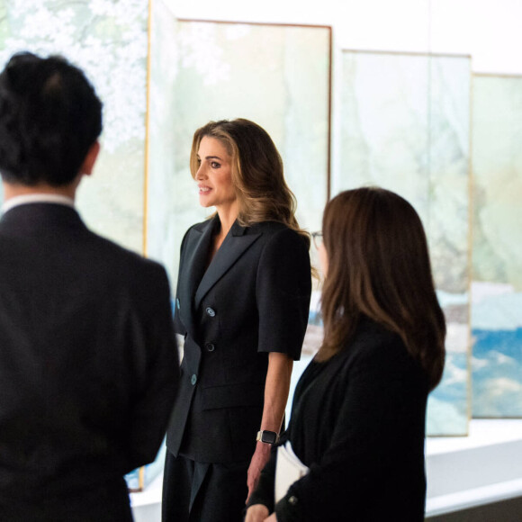 La reine Rania de Jordanie lors de la visite d'une exposition au Musée national d'Art Moderne au Kitanomaru Park à Tokyo, lors de sa visite officielle au Japon. Le 11 avril 2023 