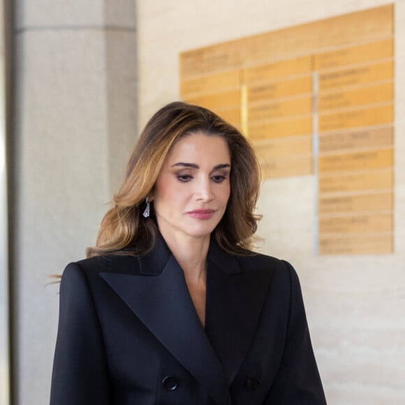 Une magnifique vitrine pour la star de la mode 
La reine Rania de Jordanie lors de la visite d'une exposition au Musée national d'Art Moderne au Kitanomaru Park à Tokyo, lors de sa visite officielle au Japon. Le 11 avril 2023 