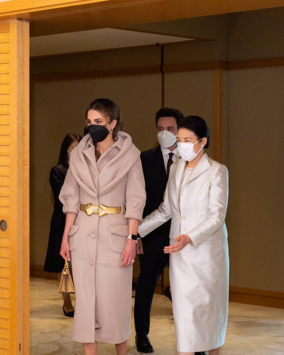 Elle avait également misé sur le talent de Benchella pour la robe manteau qu'elle arborait pour sa rencontre avec l'impératrice. Une vraie leçon de mode !
La reine Rania de Jordanie reçue par l'impératrice Masako à Tokyo, lors de sa visite officielle au Japon. Le 11 avril 2023 