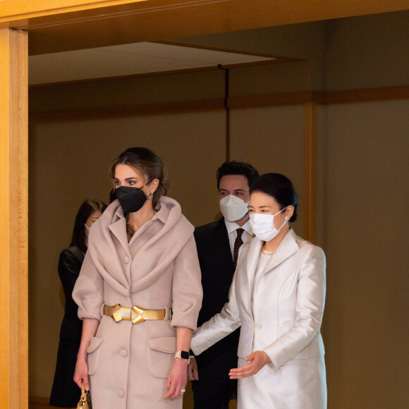 Elle avait également misé sur le talent de Benchella pour la robe manteau qu'elle arborait pour sa rencontre avec l'impératrice. Une vraie leçon de mode !
La reine Rania de Jordanie reçue par l'impératrice Masako à Tokyo, lors de sa visite officielle au Japon. Le 11 avril 2023 