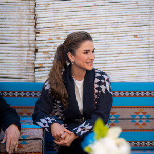La reine Rania de Jordanie visite les locaux de l'association "Roses Ladies Association " à Aqaba le 16 janvier 2023. 