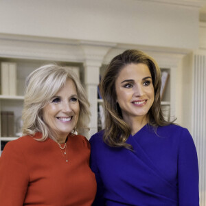 La reine Rania de Jordanie reçue par la Première dame des Etats-Unis Jill Biden à la Maison Blanche à Washington. Le 1er février 2023 