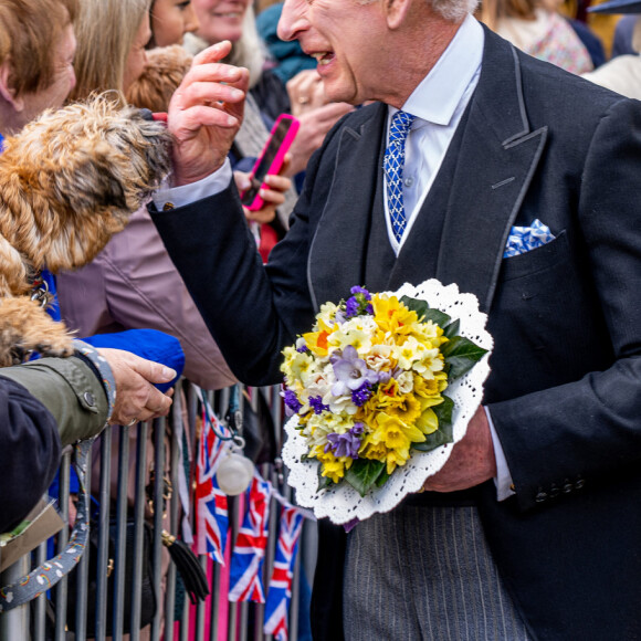 Sa chère et tendre, hélas, restera en Californie pour s'occuper de leurs enfants.
Le roi Charles III d'Angleterre et Camilla Parker Bowles à la rencontre des habitants d'York, après le Royal Maundy Service à la cathédrale de Saint Pierre, le 6 avril 2023.