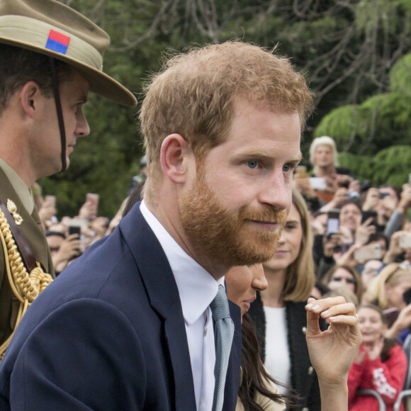 Le prince Harry et Meghan Markle vont à la rencontre de la foule venue les accueillir, lors de la visite des jardins botaniques de Melbourne, le 18 octobre 2018.