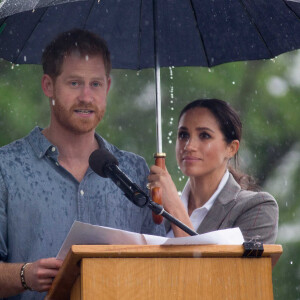 Le prince Harry a prononcé un discours au côté de sa femme Meghan Markle au parc Victoria Park de la ville de Dubbo en Australie, le 17 octobre 2018.