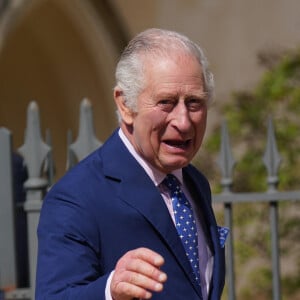 Le roi Charles III d'Angleterre - La famille royale du Royaume Uni arrive à la chapelle Saint George pour la messe de Pâques au château de Windsor le 9 avril 2023.