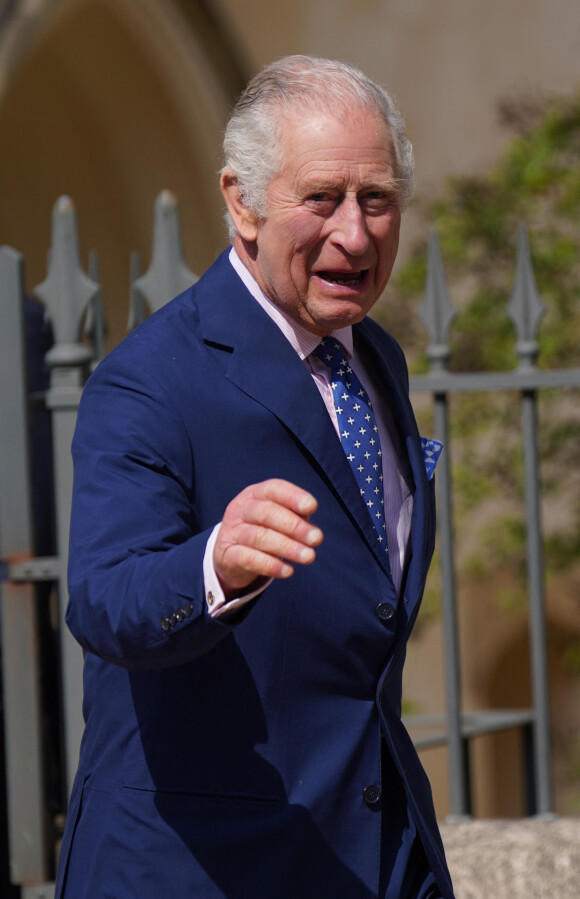 Le roi Charles III d'Angleterre - La famille royale du Royaume Uni arrive à la chapelle Saint George pour la messe de Pâques au château de Windsor le 9 avril 2023.