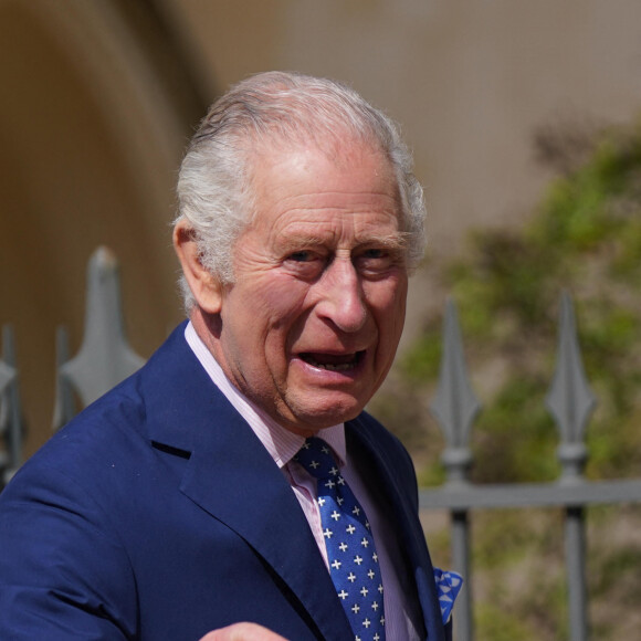 Le roi Charles III d'Angleterre - La famille royale du Royaume Uni arrive à la chapelle Saint George pour la messe de Pâques au château de Windsor le 9 avril 2023.
