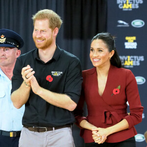 Le fils du souverain répondra bien présent.
Le prince Harry, duc de Sussex, et Meghan Markle, duchesse de Sussex, enceinte, assistent à la finale de basketball en fauteuil roulant aux Invictus Games 2018 à Sydney, le 27 octobre 2018. 