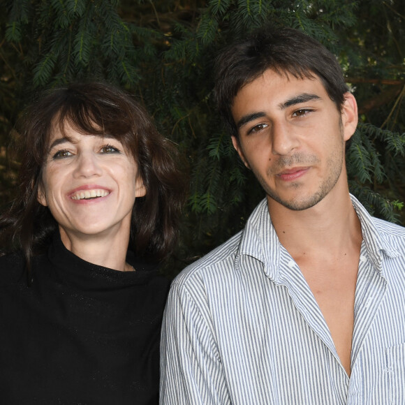 Charlotte Gainsbourg sortira-t-elle bientôt la robe de gala ?
Charlotte Gainsbourg et son fils Ben Attal lors de la 12ème édition du festival du Film Francophone d'Angoulême, France. © Coadic Guirec/Bestimage 