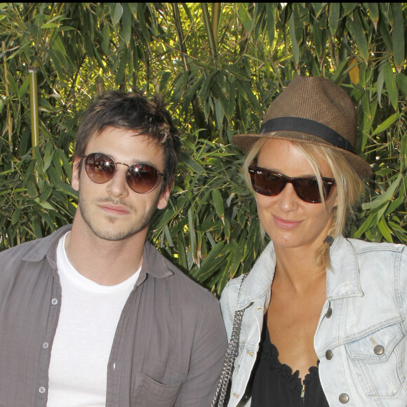 GASPARD ULLIEL ET SA COMPAGNE JORDANE CRANTELLE - PEOPLE A LA TREIZIEME JOURNEE DES INTERNATIONAUX DE FRANCE DE TENNIS DE ROLAND GARROS 2011  TENNIS FRENCH OPEN 2011 AT ROLAND GARROS MEN'S DEMI-FINALES TRIBUNES