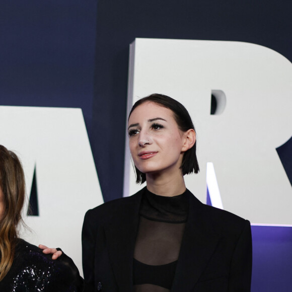 Le frère et la soeur ont longtemps été éloignés par la distance. Elle vivait à New York, lui à Paris
Jane Birkin avec Charlotte Gainsbourg et sa fille Alice Attal au photocall de la 48ème cérémonie des César à l'Olympia à Paris le 24 février 2023 © Dominique Jacovides / Olivier Borde / Bestimage 