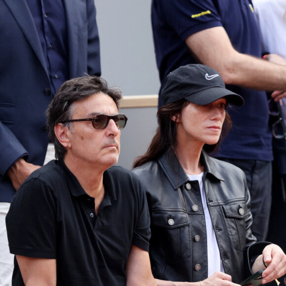 Charlotte Gainsbourg, son compagnon Yvan Attal dans les tribunes lors des Internationaux de France de Tennis de Roland Garros 2022. Paris, le 5 juin 2022. © Dominique Jacovides/Bestimage 