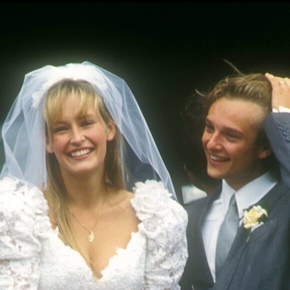 Lors d'une cérémonie civile en premier lieu à la mairie de Freneuse-sur-Risle
Mariage de David Hallyday et Estelle Lefébure le 15 septembre 1989