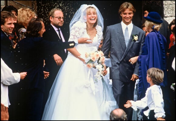 Le mariage a eu lieu devant un parterre d'invités parmi lesquels Johnny Hallyday et Sylvie Vartan évidemment
Mariage de David Hallyday et Estelle Lefébure le 15 septembre 1989