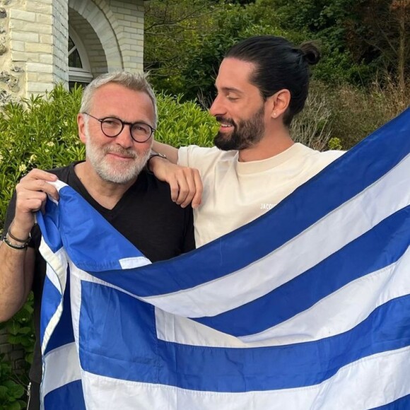 Ils auraient prévu un mariage en France avant une grande fête en Grèce
Laurent Ruquier et son compganon Hugo Manos posant ensemble lors d'un week-end en Normandie.