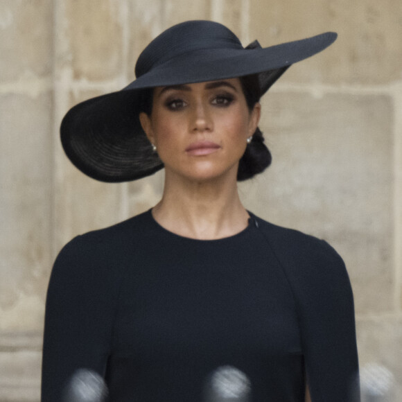 Meghan Markle - Procession du cercueil de la reine Elizabeth II d'Angleterre de Wesminster Hall où il était exposé au public, jusqu'à l'Abbaye de Westminster. Le cercueil est installé sur l'affût du canon, puis tiré par 142 marins de la Royal Navy à l'aide de cordages, dans la plus pure tradition de la monarchie britannique. Cette tradition remonte aux funérailles d'Etat de la reine Victoria en février 1901. Londres, le 19 septembre 2022. 