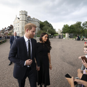 Le prince Harry, duc de Sussex, Meghan Markle, duchesse de Sussex à la rencontre de la foule devant le château de Windsor, suite au décès de la reine Elisabeth II d'Angleterre. Le 10 septembre 2022 