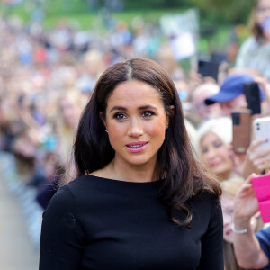 Meghan Markle, duchesse de Sussex à la rencontre de la foule devant le château de Windsor, suite au décès de la reine Elisabeth II d'Angleterre. Le 10 septembre 2022 