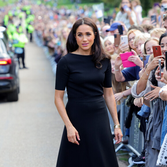 Meghan Markle, duchesse de Sussex à la rencontre de la foule devant le château de Windsor, suite au décès de la reine Elisabeth II d'Angleterre. Le 10 septembre 2022 