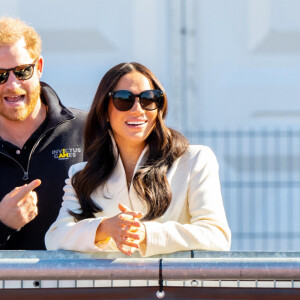 Le prince Harry et Meghan Markle assistent à la finale d'athlétisme, au deuxième jour des Invictus Games 2020 à La Haye, le 17 avril 2022. 