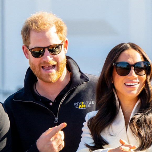 Le prince Harry et Meghan Markle assistent à la finale d'athlétisme, au deuxième jour des Invictus Games 2020 à La Haye, le 17 avril 2022. 