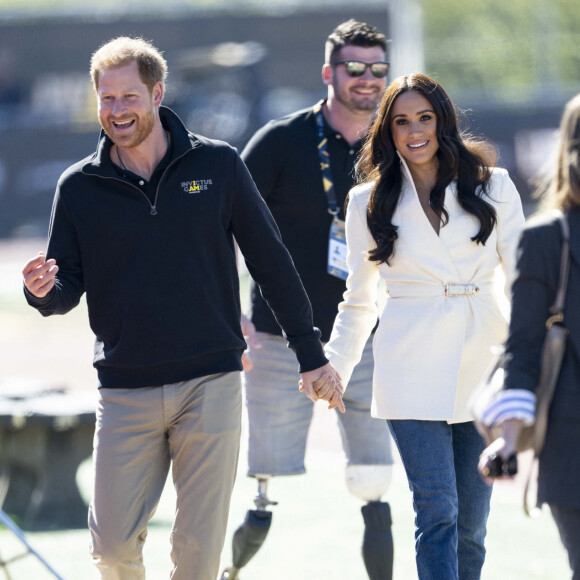 Le prince Harry et Meghan Markle assistent à la finale d'athlétisme, au deuxième jour des Invictus Games 2020 à La Haye, le 17 avril 2022. 