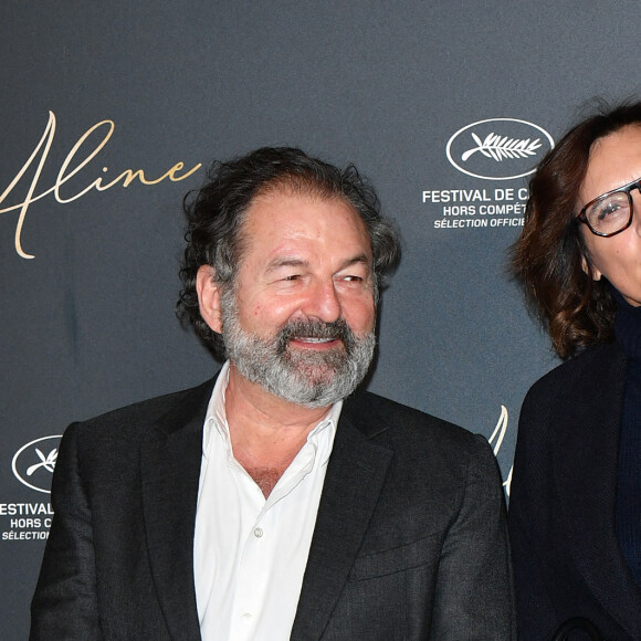 Inès de la Fressange et son compagnon Denis Olivennes - Avant-Première du film "Aline" au Grand Rex à Paris le 25 octobre 2021. © Veeren/Bestimage