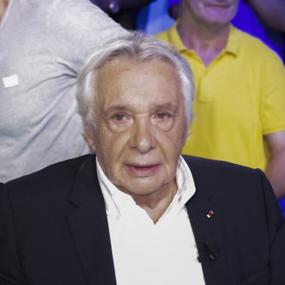 Il déménage systématiquement après chaque grand épisode dans sa carrière.
Exclusif - Michel Sardou sur le plateau de l'émission Touche pas à mon poste (TPMP) le 29 août 2022. © Jack Tribeca / Bestimage