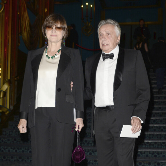 "J'ai mis en vente la maison de Neuilly. Une habitude de saltimbanque, chaque fois que j'ai fait un truc, je change de roulotte, mais pas de ville..."
Michel Sardou et sa femme Anne-Marie Périer - La 26e nuit des Molières aux Folies Bergère à Paris, le 2 juin 2014.