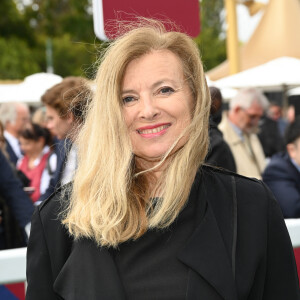 "Je n'ai pas lu son interview mais cette phrase-là m'est revenu aux oreilles. Je préférerais qu'elle se taise à mon sujet car elle n'est pas à ma place"
Valérie Trierweiler - Qatar Prix de l'Arc de Triomphe à l'hippodrome Paris Longchamp le 2 octobre 2022. © Coadic Guirec/Bestimage/Bestimage