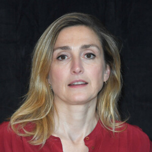 Julie Gayet - Photocall pour la remise des prix de la 6ème édition du Festival "Pluriel.les" à Compiègne, France, le 11 mars 2023. © Giancarlo Gorassini/Bestimage 