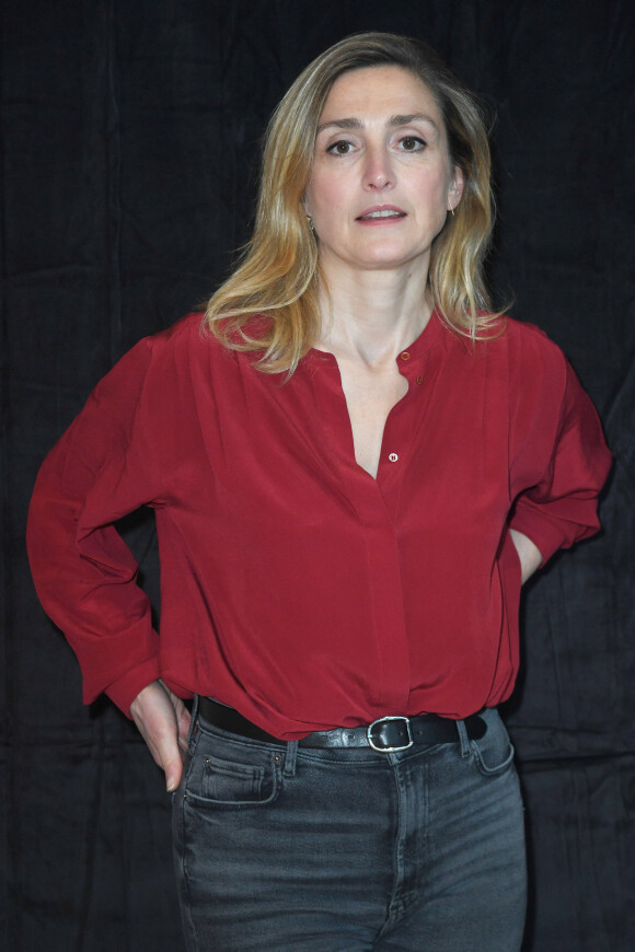 Julie Gayet - Photocall pour la remise des prix de la 6ème édition du Festival "Pluriel.les" à Compiègne, France, le 11 mars 2023. © Giancarlo Gorassini/Bestimage 