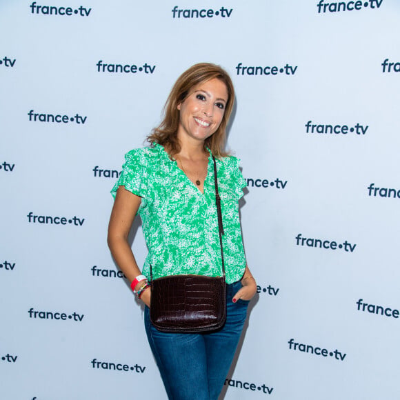 Léa Salamé lors du photocall dans le cadre de la conférence de presse de France Télévisions au Pavillon Gabriel à Paris, France, le 24 août 2021. © Pierre Perusseau/Bestimage 