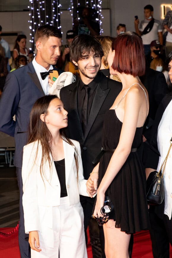 Alice, Ben et Joe Attal (les enfants de Charlotte Gainsbourg) - Montée des marches du film "Jane par Charlotte" lors du 74ème Festival International du Film de Cannes. Le 7 juillet 2021 © Borde-Jacovides-Moreau / Bestimage 