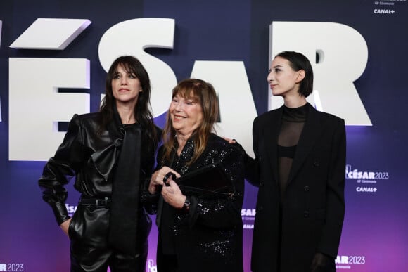 Jane Birkin avec Charlotte Gainsbourg et sa fille Alice Attal au photocall de la 48ème cérémonie des César à l'Olympia à Paris le 24 février 2023 © Dominique Jacovides / Olivier Borde / Bestimage 