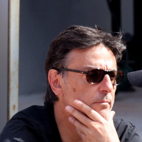 Charlotte Gainsbourg, son compagnon Yvan Attal dans les tribunes lors des Internationaux de France de Tennis de Roland Garros 2022. Paris, le 5 juin 2022. © Dominique Jacovides/Bestimage 