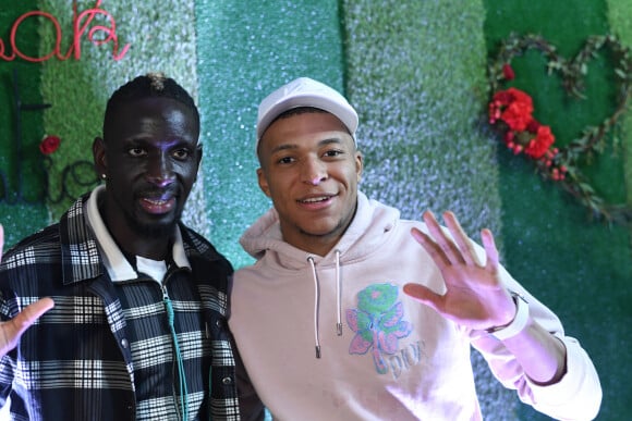 Avec ce nouveau projet, Mamadou Sakho souhaite permettre à des particuliers d'investir dans l'immobilier commercial de proximité et ce à partir de seulement 1 euro
 
Exclusif - Mamadou Sakho et Kylian Mbappé au premier goûter des étoiles au profit de l'association AMSAK à l'Orangerie au Jardin d'acclimatation à Paris, France, le 1er mars 2020. AMSAK a pour vocation d'aider les enfants en difficulté dans le monde entier et plus particulièrement en France, en Angleterre et en Afrique. Ses domaines d'intervention sont l' Education, le Sport, la Santé, le Développement, l' Humanitaire et le Social. © Rachid Bellak/Bestimage