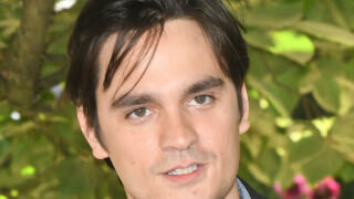 "Est-ce que je vais rester aigri toute ma vie ?" : Alain-Fabien Delon déménage loin de Paris, rapprochement avec son père