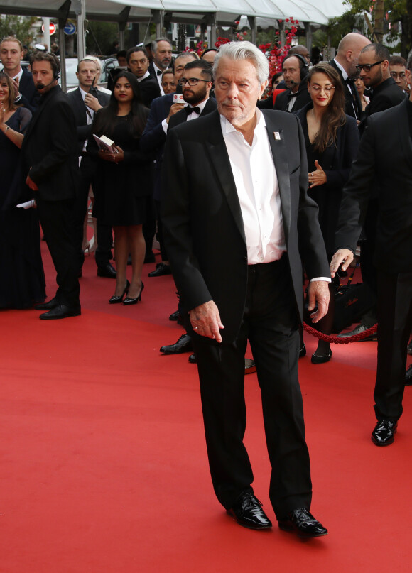 Alain Delon - Montée des marches du film "A Hidden Life" lors du 72ème Festival International du Film de Cannes, le 19 mai 2019. © Denis Guignebourg/Bestimage 