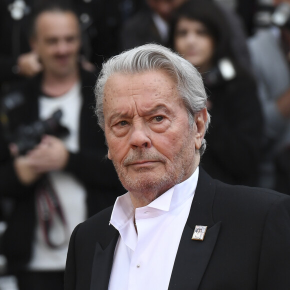 Le jeune homme habite à 40 km environ de chez son père. 
Alain Delon - Montée des marches du film "A Hidden Life" lors du 72ème Festival International du Film de Cannes, le 19 mai 2019. 