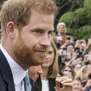 Le prince Harry, duc de Sussex, et Meghan Markle, enceinte, duchesse de Sussex, vont à la rencontre de la foule venue les accueillir, lors de la visite des jardins botaniques de Melbourne, le 18 octobre 2018.