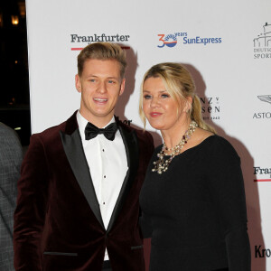 Corinna Betsch Schumacher et son fils Mick assistent à la soirée de gala du bal allemand de la presse sportive de Francfort , le 9 novembre 2019.