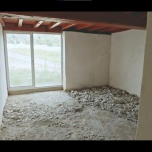 Un client leur avait fait une offre de 450 000 euros.
François Berléand ouvre les portes de sa maison en ruine et au chantier abandonné dans l'émission "L'Agence" - TMC