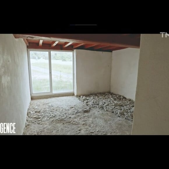 Un client leur avait fait une offre de 450 000 euros.
François Berléand ouvre les portes de sa maison en ruine et au chantier abandonné dans l'émission "L'Agence" - TMC