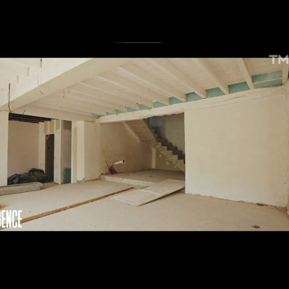 François Berléand ouvre les portes de sa maison en ruine et au chantier abandonné dans l'émission "L'Agence" - TMC