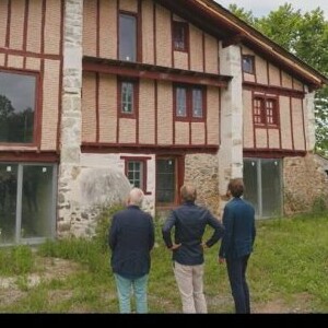 Les experts en immobiliers ont bien trouvé une solution mais, celle-ci n'avait pas du tout convenu au principal intéressé.
François Berléand ouvre les portes de sa maison en ruine et au chantier abandonné dans l'émission "L'Agence" - TMC