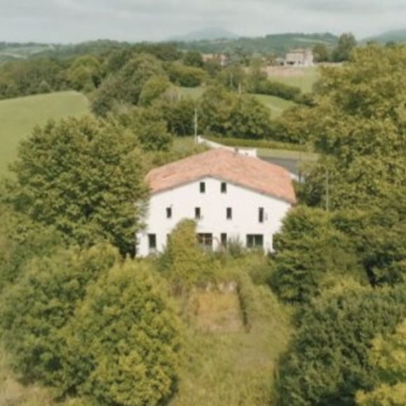 Et pour cause, il ne parvenait pas à se débarrasser de sa propriété située dans le Pays basque, en travaux depuis des années et dans un état désastreux.
François Berléand ouvre les portes de sa maison en ruine et au chantier abandonné dans l'émission "L'Agence" - TMC