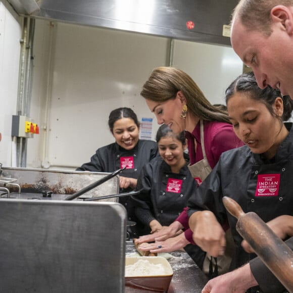 Le prince William, prince de Galles, et Catherine (Kate) Middleton, princesse de Galles, lors d'une visite à l'Indian Streatery, un restaurant indien familial à Birmingham, le 20 avril 2023. Ils célèbrent la riche culture asiatique de la ville. 